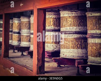 Immagine in stile hipster filtrata effetto retrò vintage delle ruote buddiste di preghiera in Hemis gompa (monsterno buddista tibetano). Ladakh, India Foto Stock