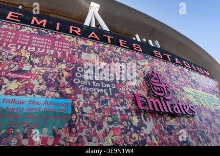 Londra. Regno Unito - 12 aprile. 2026. La facciata dell'Arsenal Football Club Emirates Stadium mostra il cartello con il nome e la parola Emirates in inglese e arabo Foto Stock