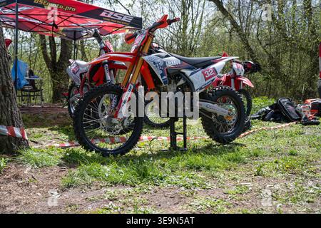 VLADIKAVKAZ, RUSSIA - 18 APRILE 2024: Motocicletta enduro moderna parcheggiata su uno stand di risalita in un pit stop durante una gara locale di corse off-Road nel Foto Stock