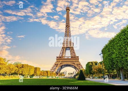 Splendida vista della Torre Eiffel sotto un suggestivo cielo nuvoloso, vista dal campo di Marte di Parigi, Francia Foto Stock
