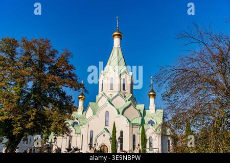 Chiesa ortodossa con cupole dorate a Strasburgo sotto il cielo d'autunno Foto Stock