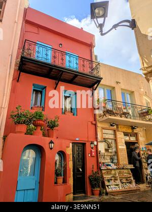 Alto edificio rosso nella citta' vecchia di Chania Foto Stock