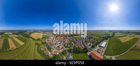 Una vista dall'alto del villaggio di Atting nella fertile regione di Gäuboden vicino a Straubing nella bassa Baviera Foto Stock