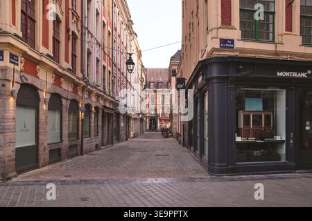 Lille, Francia - 8 marzo 2026: Strada acciottolata nel centro storico di Lille, caratterizzata da edifici e negozi tradizionali fiamminghi Foto Stock