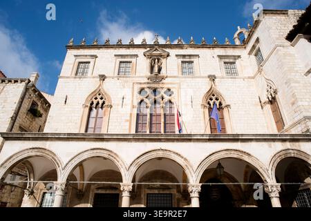 Città vecchia di Dubrovnik, patrimonio dell'umanità dell'UNESCO. Palazzo Sponza (gotico e rinascimentale, XVI secolo). Dubrovnik-Neretva County, Dalmazia, Croazia. Foto Stock