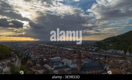 "Vista aerea panoramica della città vecchia di Heidelberg e del fiume Neckar in primavera, Germania" Foto Stock