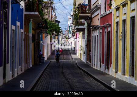 Un uomo cammina per la strada nella vecchia San Juan, Porto Rico venerdì 16 gennaio 2026. Foto Stock