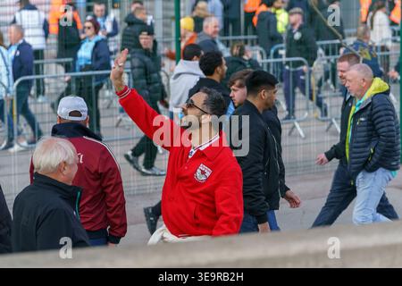 Manchester, Regno Unito, 19 aprile 2026: Tifosi dell'arsenale fuori dal campo prima del Manchester City vs Arsenal all'Etihad Stadium, Manchester, Adam Edwards/Alamy Live News Foto Stock
