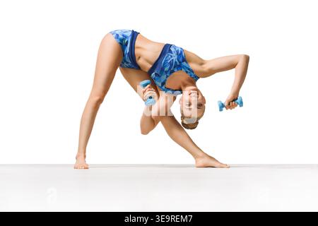 Una donna sportiva che si sta allenando Foto Stock