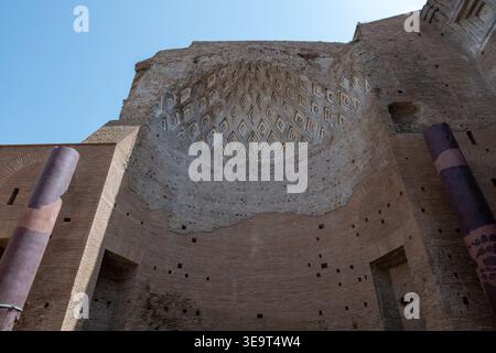 Vista verso l'alto dell'abside a volta in rovina con soffitto in cemento a cassettoni presso il Tempio di Venere e Roma vicino al Colosseo di Roma. Foto Stock