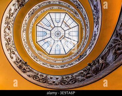 Guardando in alto la Scala del Bramante e il lucernario all'interno dei Musei Vaticani nella città del Vaticano. Foto Stock