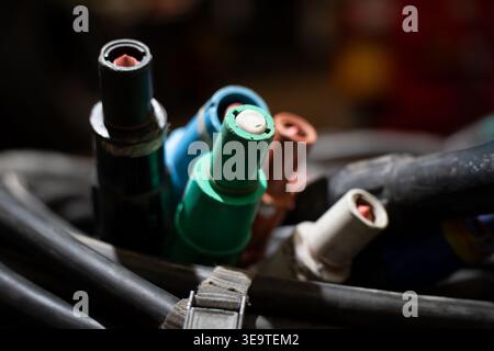 Set di connettori industriali powerlock per impieghi pesanti in vari colori per la distribuzione dell'alimentazione elettrica ad alta tensione in occasione di eventi professionali o temporanei Foto Stock