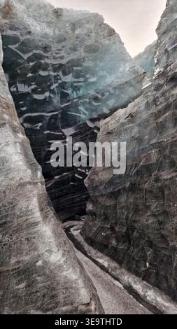 Grotte di ghiaccio con blocchi di iceberg a vatnajokull in islanda, all'interno di un enorme crepaccio ghiacciato con calotta di ghiaccio trasparente. Spettacolare ghiacciaio di massa ghiacciato in paesaggi ghiacciati invernali. Foto Stock