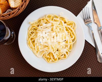 Deliziosa pasta cremosa al formaggio Roquefort servita su un piatto bianco Foto Stock