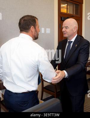Washington, Stati Uniti. 15 aprile 2026. Markwayne Mullin, segretario alla sicurezza interna degli Stati Uniti, incontra il presidente della FIFA Gianni Infantino, giusto, per discutere della sicurezza alla prossima Coppa del mondo presso la sede del Dipartimento della sicurezza interna, 15 aprile 2026 a Washington, D.C.Credit: TIA Dufour/DHS Photo/Alamy Live News Foto Stock