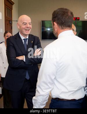 Washington, Stati Uniti. 15 aprile 2026. Markwayne Mullin, segretario alla sicurezza interna degli Stati Uniti, incontra il presidente della FIFA Gianni Infantino, a sinistra, per discutere della sicurezza alla prossima Coppa del mondo presso la sede del Dipartimento della sicurezza interna, 15 aprile 2026 a Washington, D.C.Credit: TIA Dufour/DHS Photo/Alamy Live News Foto Stock