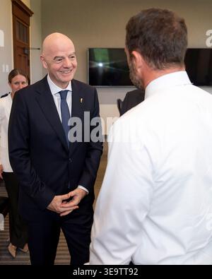 Washington, Stati Uniti. 15 aprile 2026. Markwayne Mullin, segretario alla sicurezza interna degli Stati Uniti, incontra il presidente della FIFA Gianni Infantino, a sinistra, per discutere della sicurezza alla prossima Coppa del mondo presso la sede del Dipartimento della sicurezza interna, 15 aprile 2026 a Washington, D.C.Credit: TIA Dufour/DHS Photo/Alamy Live News Foto Stock