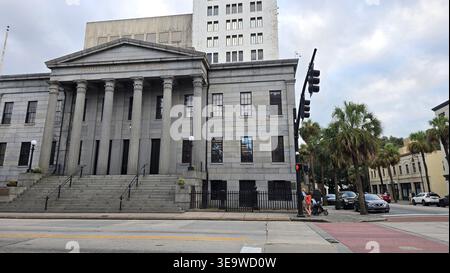 Savannah, Stati Uniti – edificio storico della Custom House degli Stati Uniti con colonne neoclassiche e palme lungo una strada del centro storico Foto Stock