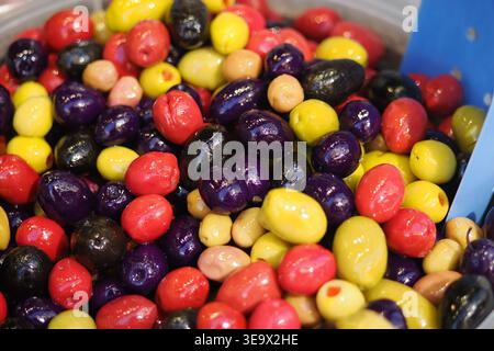 Caramelle colorate in una ciotola al mercato Foto Stock