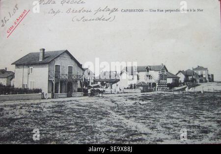 Villa Cecile a Capbreton, Landes, Francia, costruita nel 1908, era una residenza privata vicino all'Hotel de la Côte d'Argent. La villa era situata in rue du Gouf e offriva una vista pittoresca dell'area circostante. La fotografia d'archivio include la villa in primo piano con l'Hotel de la Côte d'Argent sullo sfondo. Foto Stock