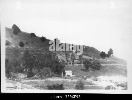 Henry Winkelmann (date sconosciute) è stato un fotografo neozelandese di primo piano del XX secolo. La sua immagine d'archivio, scattata nel 1900, cattura la vista del lato Devonport di North Head, un importante punto di riferimento ad Auckland, nuova Zelanda. L'immagine offre uno sguardo sul paesaggio e sulle caratteristiche costiere della zona durante i primi anni '1900 Foto Stock