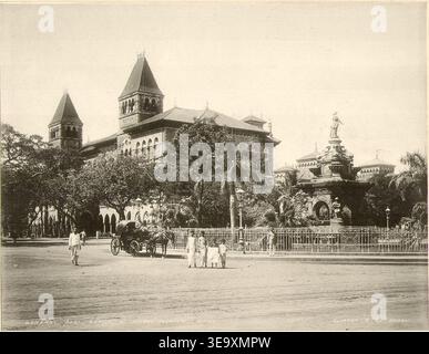Un collotipo di Clifton & Co., risalente al 1900 circa, mostra la Flora Fountain a Mumbai, in India. Questa immagine d'archivio cattura i vivaci dintorni urbani e l'importante fontana, offrendo uno sguardo storico alla Bombay dei primi anni del XX secolo. Foto Stock