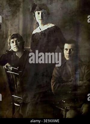 Grigori Yefimovich Rasputin (1869–1916) è stato un mistico russo che ha guadagnato una notevole influenza nell'Impero russo. Questa fotografia d'archivio, scattata nel 1916, mostra i suoi figli: Maria, Varvara e Dmitrij, da sinistra a destra. La famiglia di Rasputin, nonostante la sua vita controversa, divenne un simbolo degli ultimi giorni della monarchia russa. Foto Stock