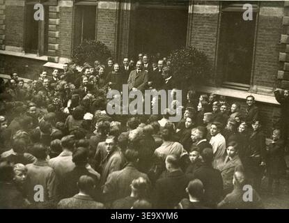 Il Prof. Dr. Peter Debye (1884–1966) è stato un chimico fisico olandese e premio Nobel per la chimica nel 1936; l'immagine archivistica della collezione RHCL Maastricht registra la sua visita e gli onori al Gemeentelijke H.B.S. e Stedelijk Gymnasium, Helmstraat 1-3, Maastricht, tre anni dopo il suo premio Nobel. Foto Stock