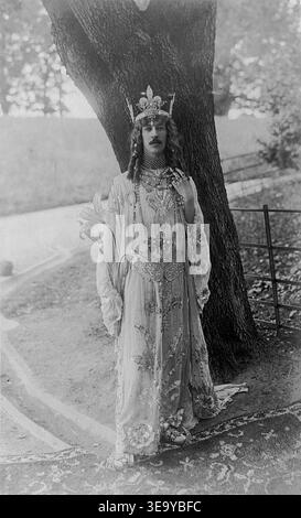 Henry Cyril Paget, V marchese di Anglesey (1875–1905), fu un nobile inglese e l'ultimo marchese di Anglesey. La sua morte nel 1905 segnò la fine del lignaggio della sua famiglia. Questa immagine d'archivio probabilmente cattura il Marchese al culmine della sua prominenza. Foto Stock