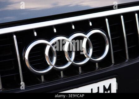 Kiev, Ucraina, 5 luglio 2025. Primo piano del logo Audi sulla griglia dell'auto. Iconico emblema a quattro anelli che rappresenta l'eccellenza tedesca nel settore automobilistico e dell'ingegneria Foto Stock