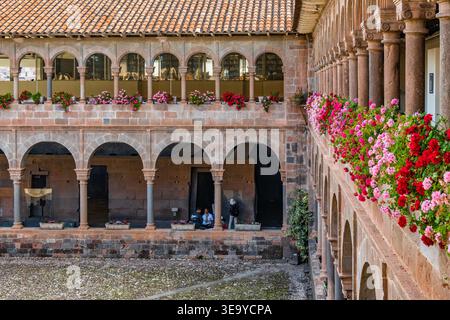 Cusco, Perù - 22 marzo 2025: Cortile centrale del Convento di Santo Domingo e tempio Qorikancha Inca a Cusco, Perù Foto Stock