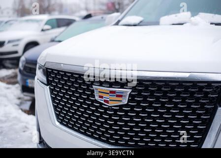 Kiev, Ucraina. 29 novembre 2023. Auto grigia parcheggiata ricoperta di neve Nissan. Stagione invernale. macchina da vicino Foto Stock