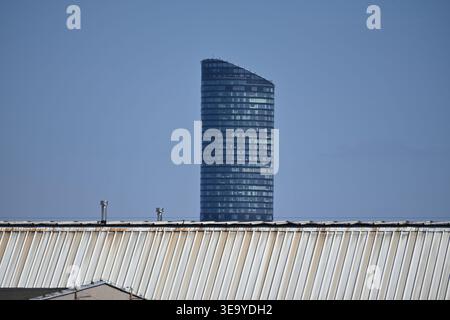 Sky Tower Wroclaw vista da dietro il tetto della sala industriale Foto Stock