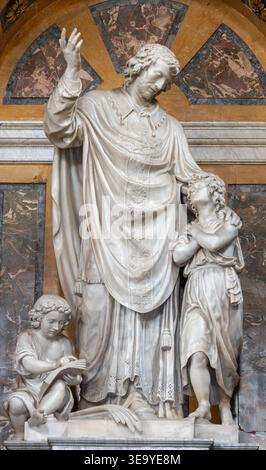NOVARA, ITALIA - 15 GENNAIO 2026: Statua di San Lorenzo di Novara nella chiesa Cattedrale di Santa Maria Assunta del Grazioso Rusca (1796) Foto Stock