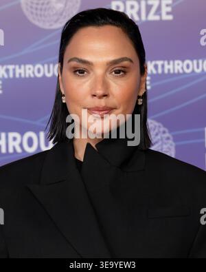 18 aprile 2026, Santa Monica, California, USA: Attrice israeliana, la modella e produttrice GAL GADOT, 40 anni, partecipa alla dodicesima cerimonia di premiazione del Premio Breakthrough. (Credit Image: © Billy Bennight/ZUMA Press Wire) SOLO PER USO EDITORIALE! Non per USO commerciale! Foto Stock