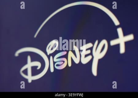 18 aprile 2026 - Tashkent, Uzbekistan: Vista ravvicinata del sito Web Disney Plus sullo schermo digitale che mostra il logo e gli elementi dell'interfaccia di streaming. Foto Stock
