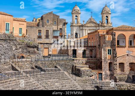 Vista dell'antico Teatro Romano, con i campanili della Chiesa di San Francesco visibili sullo sfondo. Catania, Sicilia, Italia Foto Stock
