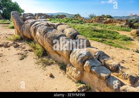 Colossale Talamon dalla facciata del Tempio di Zeus nella Valle dei Templi. Agrigento, Sicilia, Italia Foto Stock
