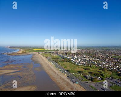 Vista aerea con droni della costa meridionale inglese, che mostra il mare, la riva e la spiaggia con la bassa marea, in una mattinata di sole Primavera su Littlehampton, Inghilterra, Regno Unito. Foto Stock