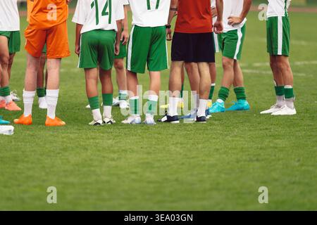 Formazione delle squadre giovanili di calcio. Bambini in piedi sul campo prima della partita di calcio o della sessione di allenamento Foto Stock