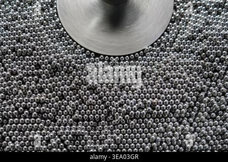 Sfere della valvola di iniezione. Stabilimento di produzione imballatore Foto Stock