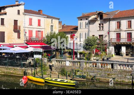 Brantôme-en-Périgord (Francia sud-occidentale): Il centro della città lungo il fiume Dronne nella zona del Périgord Vert Foto Stock