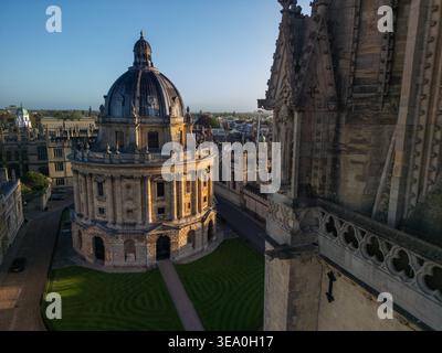 Vista aerea con droni della Radcliffe camera con la pietra gotica della chiesa di Santa Maria Vergine in primo piano, Oxford, Inghilterra Foto Stock