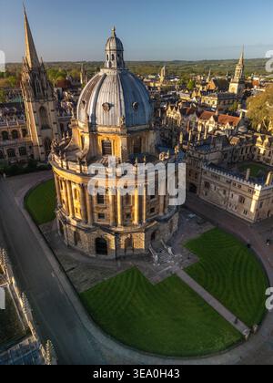 Vista aerea con droni della Radcliffe camera con la pietra gotica della chiesa di Santa Maria Vergine in primo piano, Oxford, Inghilterra Foto Stock