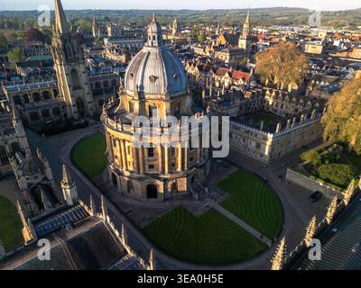 Vista aerea con droni della Radcliffe camera con la pietra gotica della chiesa di Santa Maria Vergine in primo piano, Oxford, Inghilterra Foto Stock