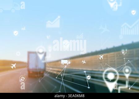 Camion logistico su autostrada con grafica di tracciamento digitale in movimento al tramonto Foto Stock