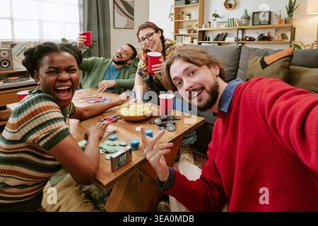Ritratto di diversi amici che giocano a poker durante la House Party Foto Stock
