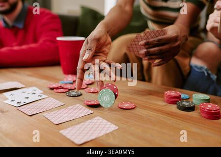 Black Woman Dealing Cards e Poker Chips durante la serata della partita in casa Foto Stock