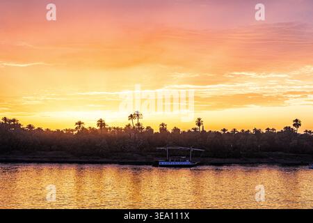 Feluca naviga sul Nilo al tramonto, Assuan, Egitto Foto Stock