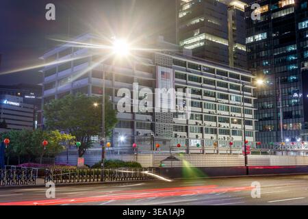 L'ambasciata degli Stati Uniti a Seoul, Corea del Sud, di notte. L'edificio è illuminato con la bandiera americana su uno striscione di 250 anni di indipendenza Foto Stock